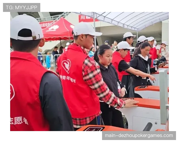 赛场温情一幕:志愿者帮助视力障碍观众“听”完比赛